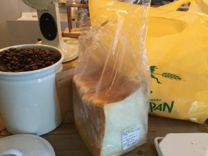 早朝、コーヒーを焼いていたらパール技研の小嶋社長が差し入れを持ってきてくださいました。 この街の人は、ほんと優しい方ばかり。